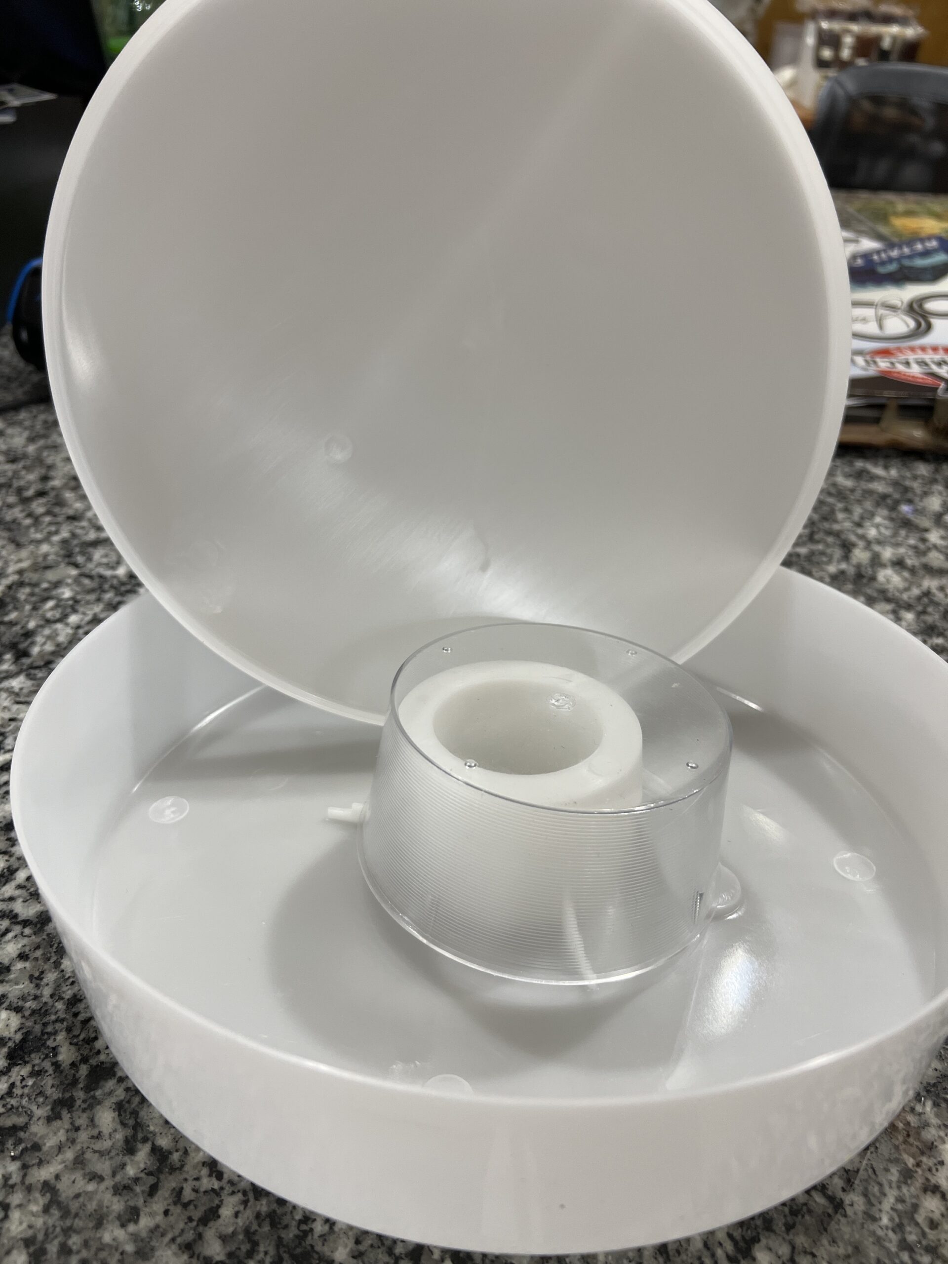 Round in hive feeder