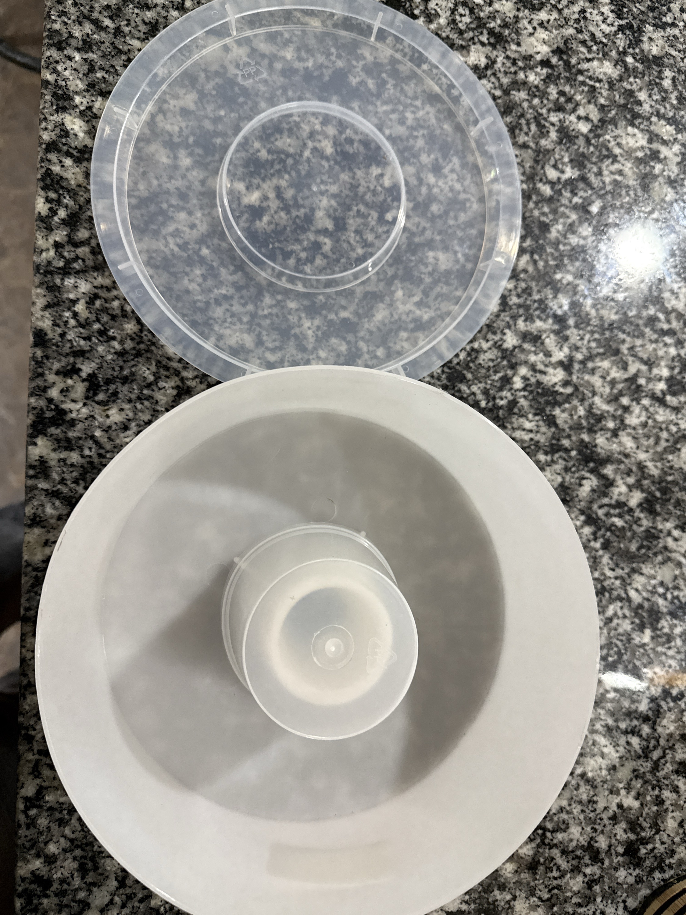 Round in hive feeder